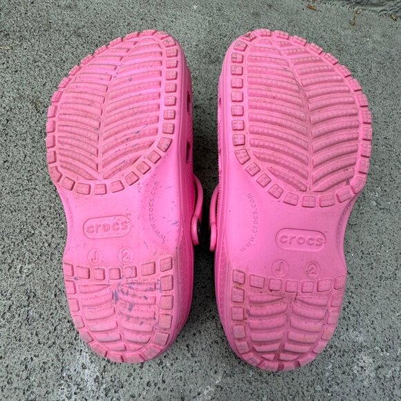 CROCS Classic Pink Clogs Jibbitz Charms Girls 2 J2 Lightweight Slip On Shoes - Picture 11 of 11